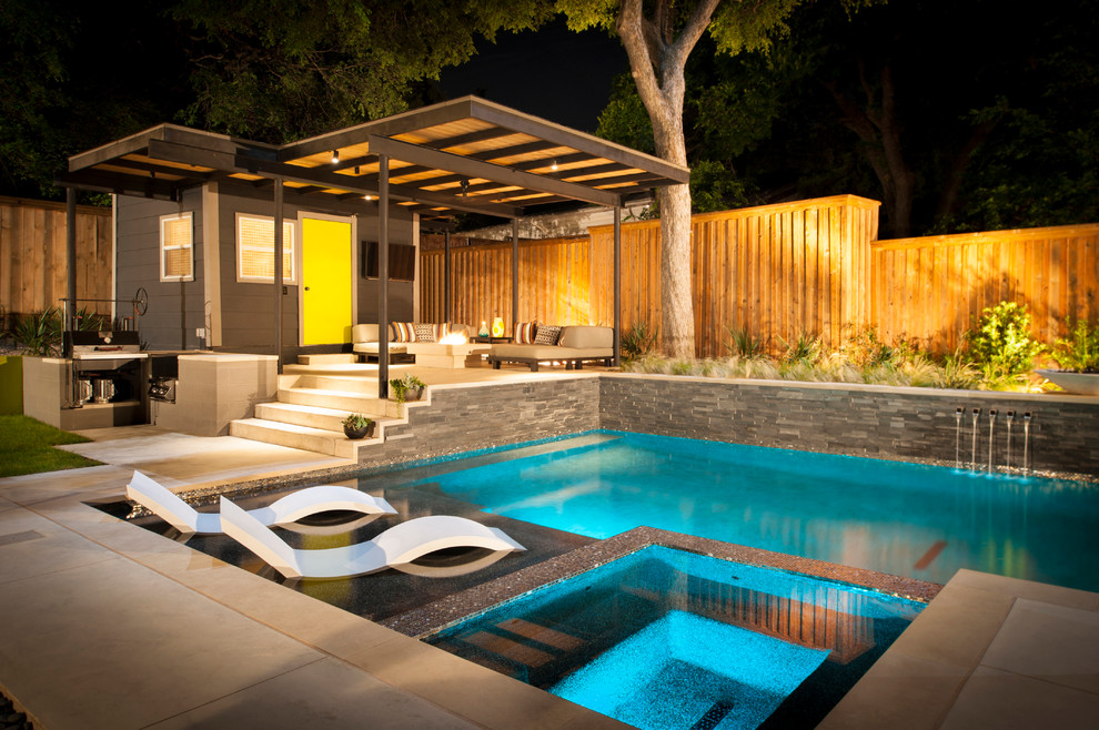Стильный дизайн: угловой бассейн среднего размера на заднем дворе в стиле модернизм с покрытием из бетонных плит - последний тренд