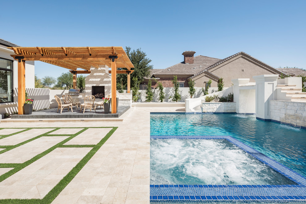 Immagine di una grande piscina naturale tradizionale rettangolare dietro casa con una vasca idromassaggio e pavimentazioni in pietra naturale