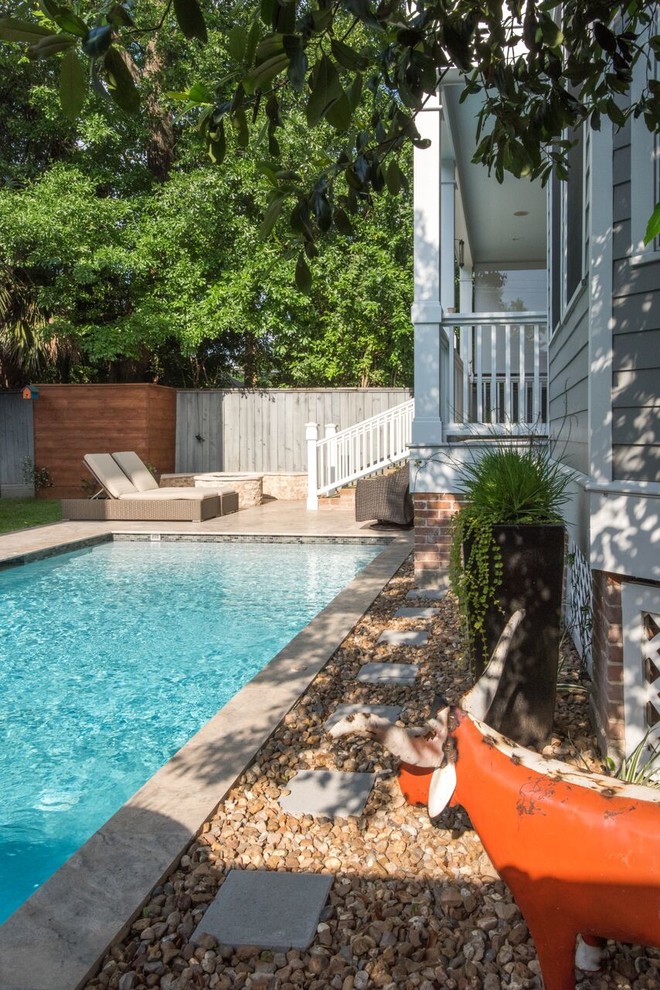 На фото: спортивный, прямоугольный бассейн на заднем дворе в стиле неоклассика (современная классика) с покрытием из плитки с