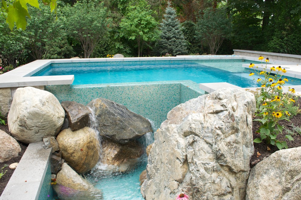Foto di una piscina a sfioro infinito minimal