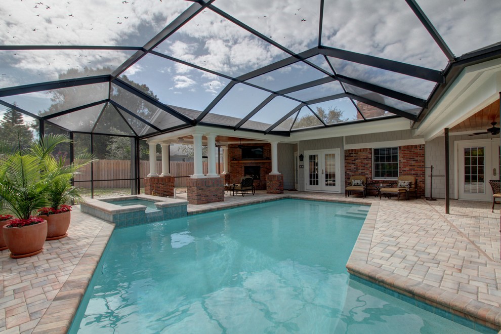 Großer Klassischer Pool hinter dem Haus in L-Form mit Pflastersteinen in Tampa