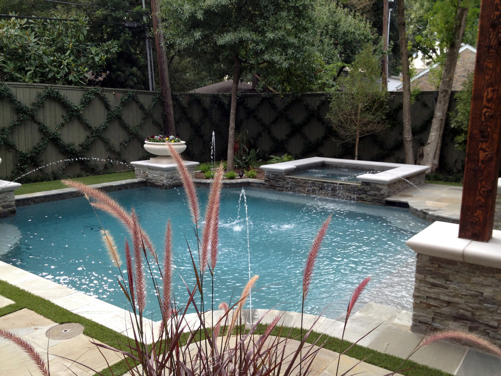 Esempio di una piscina classica personalizzata di medie dimensioni e dietro casa con piastrelle e una vasca idromassaggio