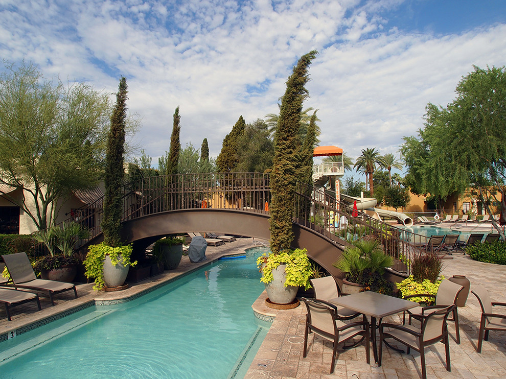 Geräumiger Mediterraner Infinity-Pool hinter dem Haus in individueller Form mit Wasserspiel in Phoenix