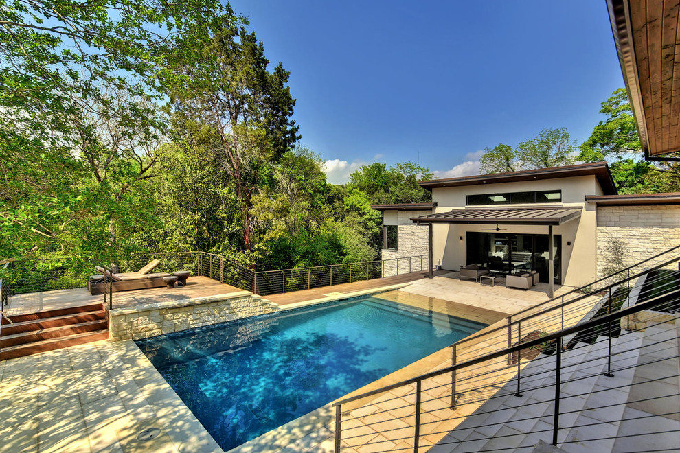 Ejemplo de casa de la piscina y piscina clásica renovada grande rectangular en patio