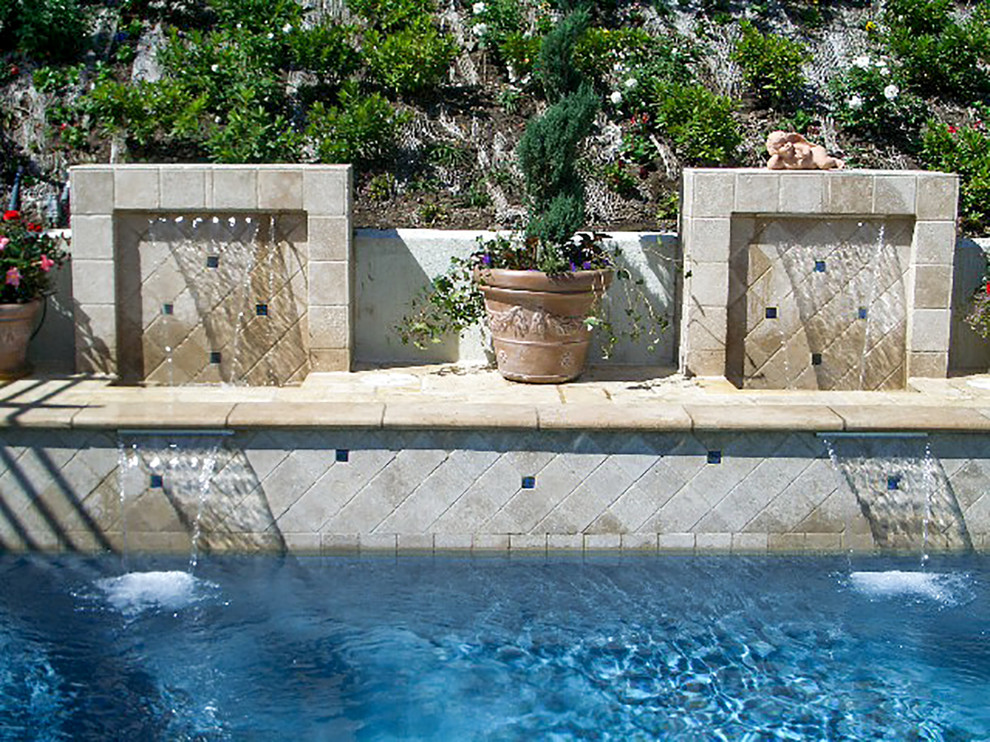 Idee per una piscina monocorsia shabby-chic style a "L" di medie dimensioni e dietro casa con fontane e piastrelle