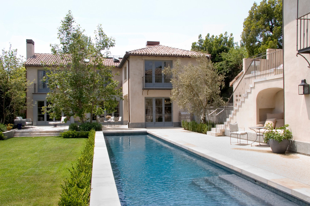 На фото: спортивный, прямоугольный бассейн на внутреннем дворе в средиземноморском стиле с