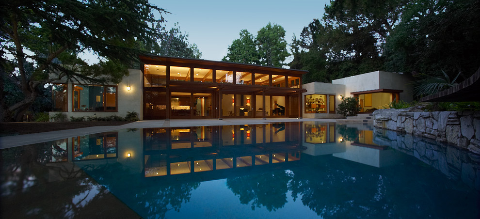 This is an example of a contemporary infinity swimming pool in Los Angeles.