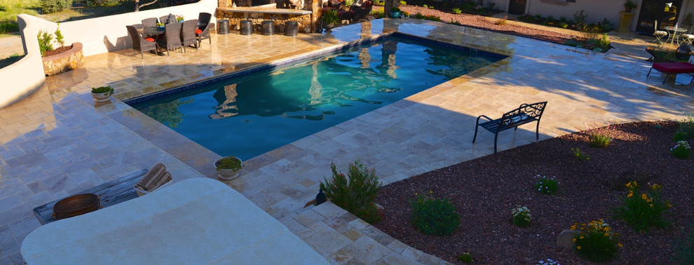 Immagine di una grande piscina monocorsia mediterranea rettangolare dietro casa con fontane e piastrelle