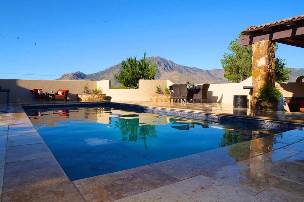 Immagine di una grande piscina monocorsia american style rettangolare dietro casa con una vasca idromassaggio e piastrelle