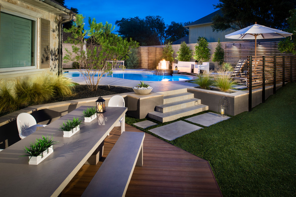 Ispirazione per una piscina minimalista personalizzata di medie dimensioni e dietro casa con fontane e lastre di cemento