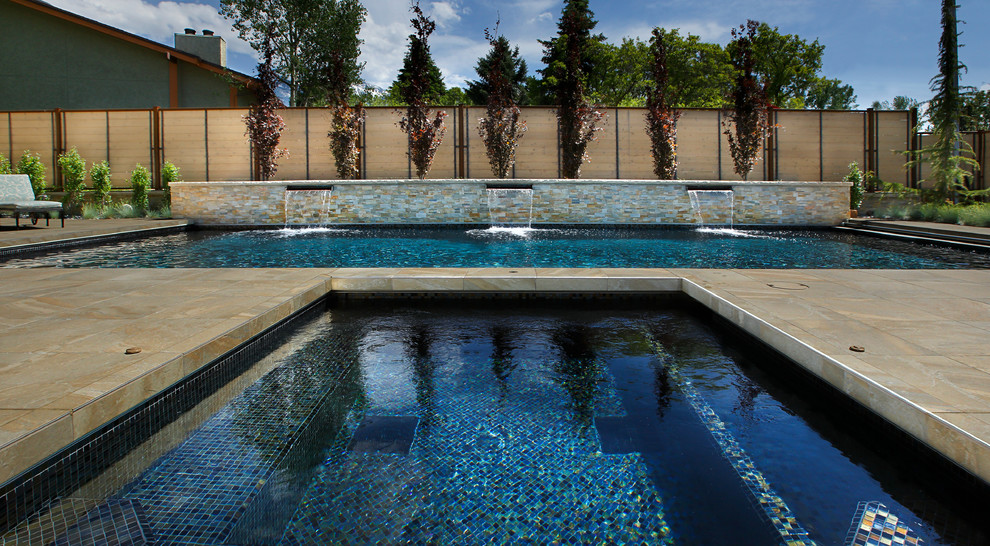 Стильный дизайн: большой естественный, прямоугольный бассейн на заднем дворе в современном стиле с фонтаном и покрытием из декоративного бетона - последний тренд
