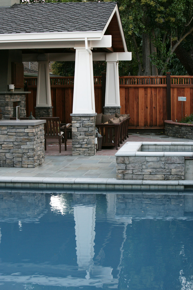 На фото: большой спортивный, прямоугольный бассейн на заднем дворе в классическом стиле с джакузи и покрытием из каменной брусчатки с