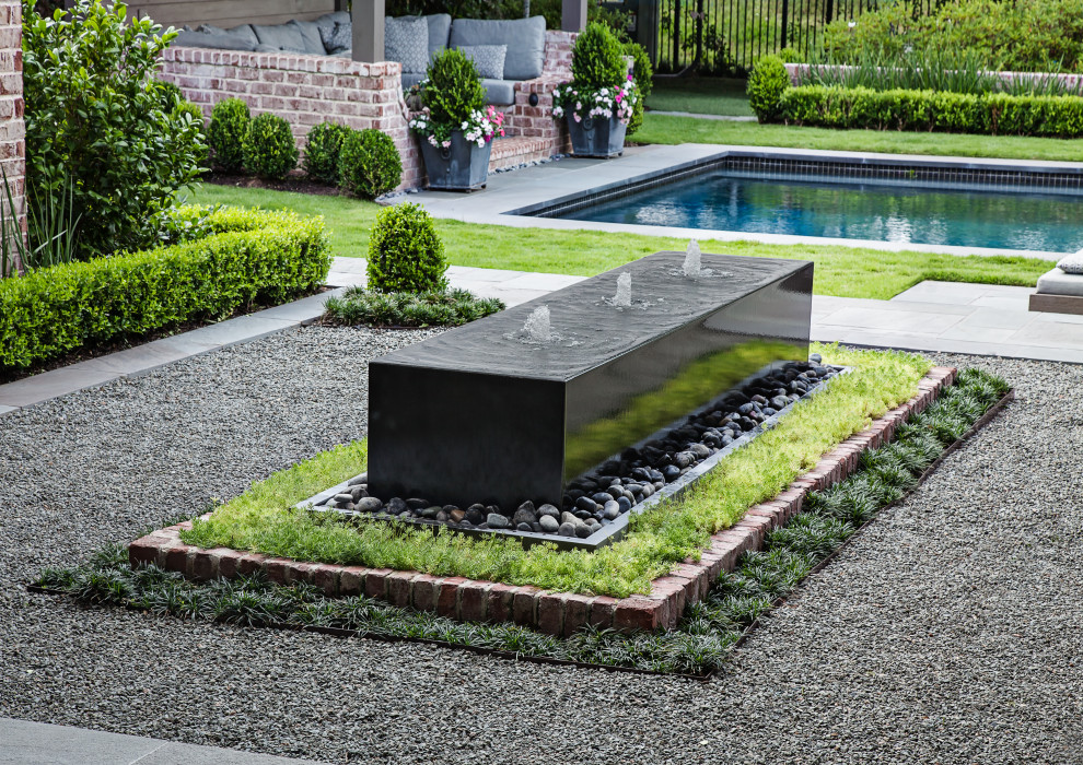 Foto de piscina con fuente infinita tradicional renovada de tamaño medio rectangular en patio con adoquines de piedra natural
