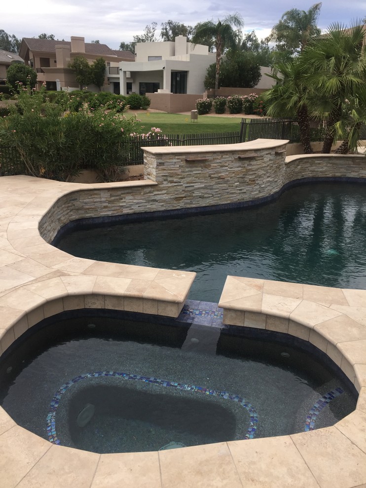 Foto de piscina con fuente contemporánea pequeña a medida en patio trasero con adoquines de piedra natural