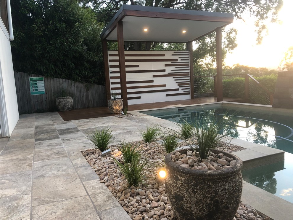 Foto di una piscina naturale tradizionale rettangolare di medie dimensioni e dietro casa con una dépendance a bordo piscina e pavimentazioni in pietra naturale