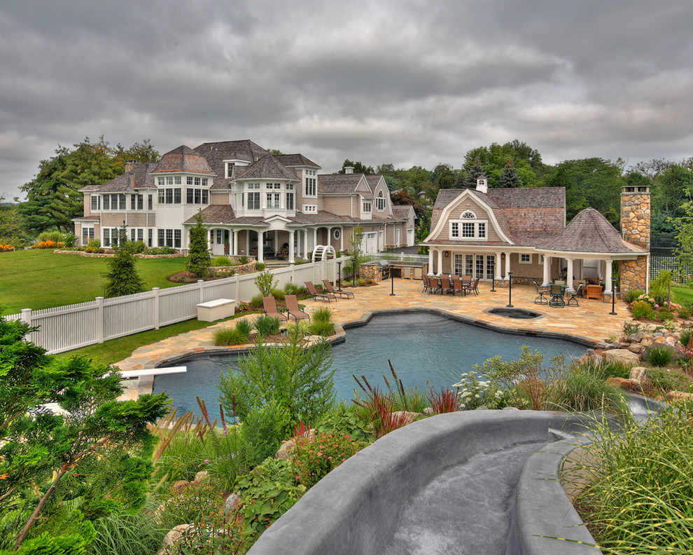 Modelo de casa de la piscina y piscina alargada tradicional grande a medida en patio trasero con suelo de baldosas