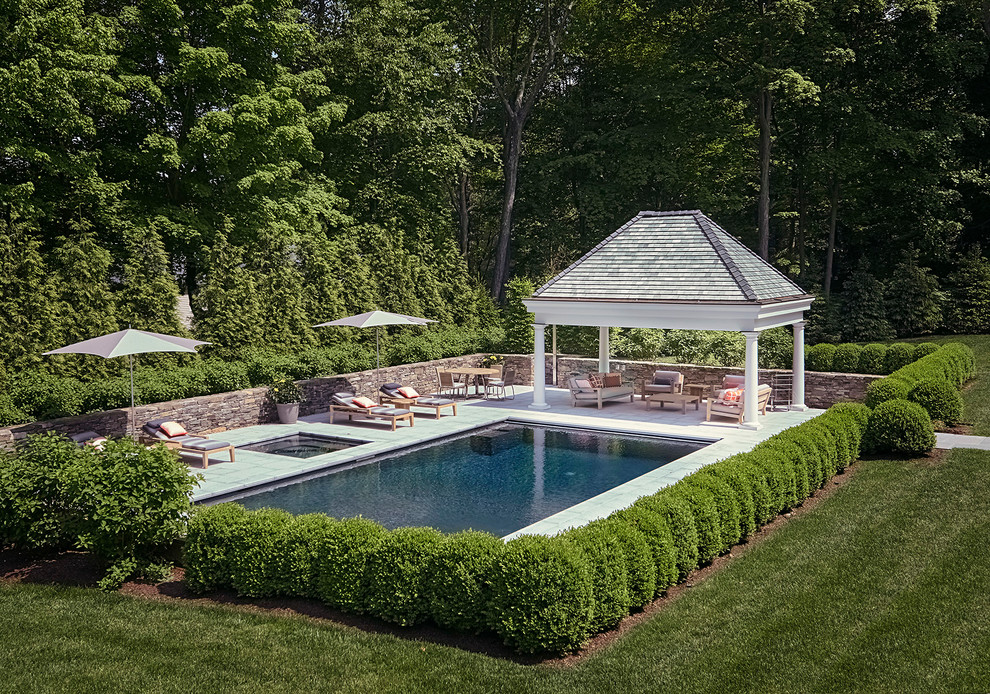 Diseño de casa de la piscina y piscina natural tradicional renovada de tamaño medio rectangular en patio trasero con adoquines de piedra natural