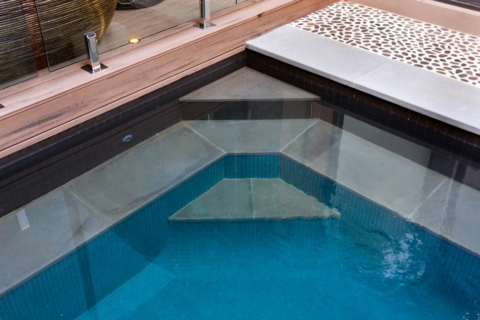 Стильный дизайн: прямоугольный бассейн среднего размера на внутреннем дворе в современном стиле с настилом - последний тренд