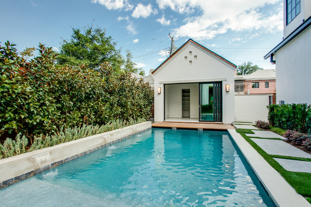 Imagen de piscina con fuente alargada clásica renovada extra grande rectangular en patio lateral con adoquines de hormigón