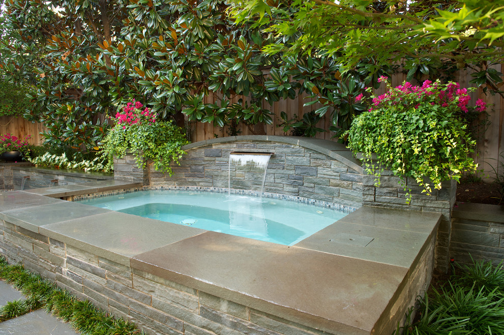 Großer Klassischer Infinity-Pool hinter dem Haus in rechteckiger Form mit Wasserspiel und Natursteinplatten in Dallas