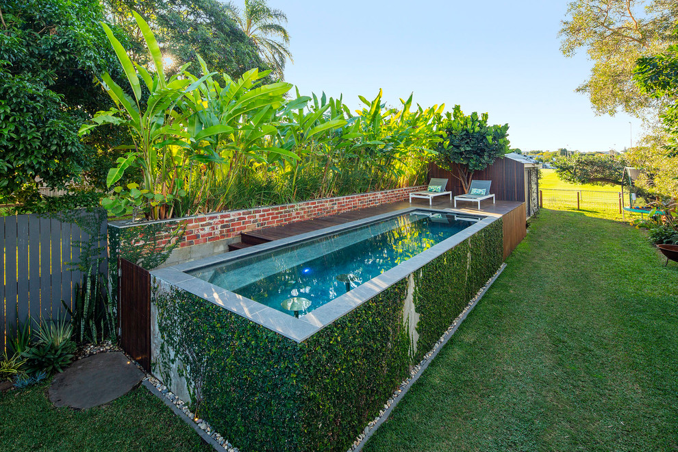 Стильный дизайн: наземный, прямоугольный бассейн на заднем дворе в морском стиле - последний тренд