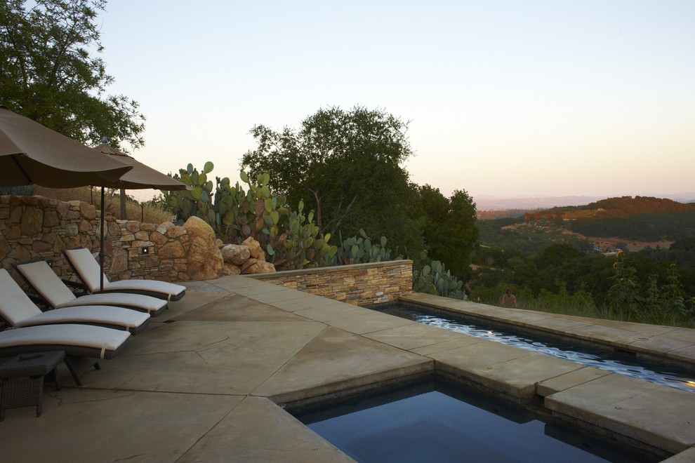 Foto de piscina con fuente mediterránea grande rectangular con adoquines de piedra natural