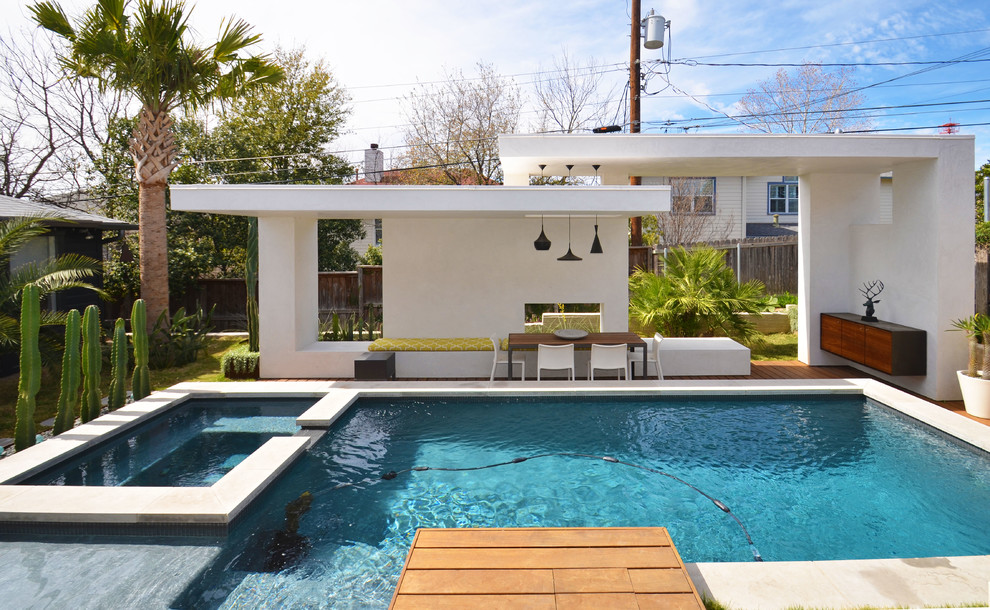 Cette photo montre une piscine moderne sur mesure avec une terrasse en bois.