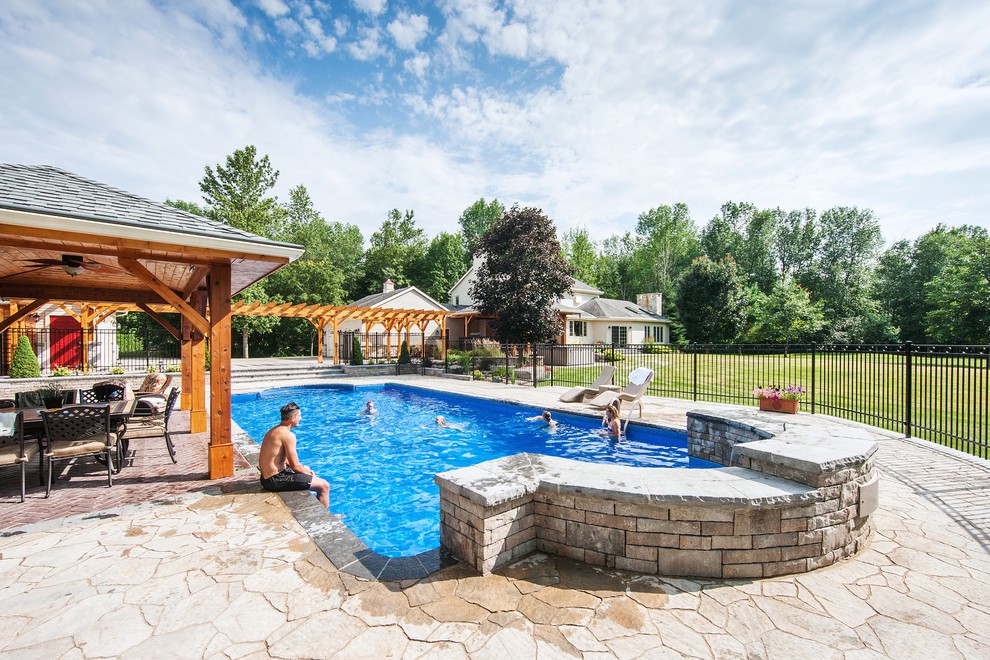 Großer Klassischer Schwimmteich hinter dem Haus in rechteckiger Form mit Wasserspiel und Betonboden in Ottawa