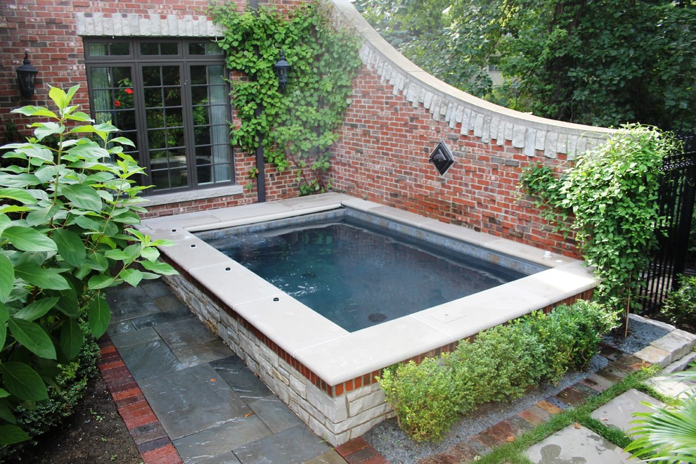 Klassisk inredning av en mellanstor rektangulär pool längs med huset
