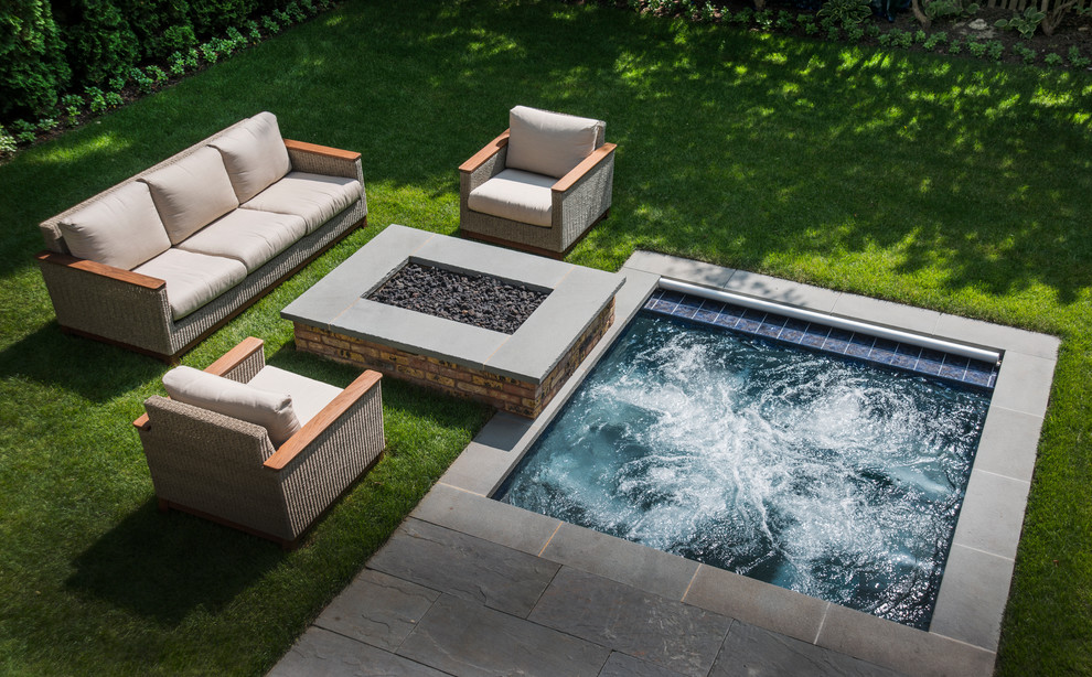 Idées déco pour une petite piscine arrière classique rectangle avec un bain bouillonnant et des pavés en pierre naturelle.