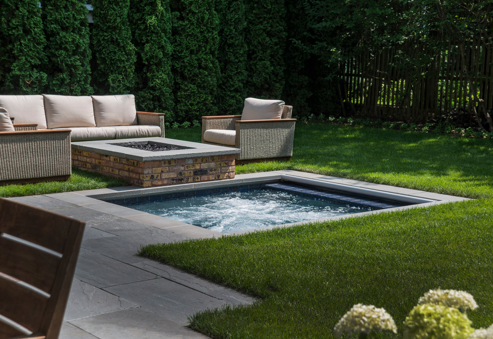 На фото: маленький прямоугольный бассейн на заднем дворе в классическом стиле с джакузи и покрытием из каменной брусчатки для на участке и в саду с