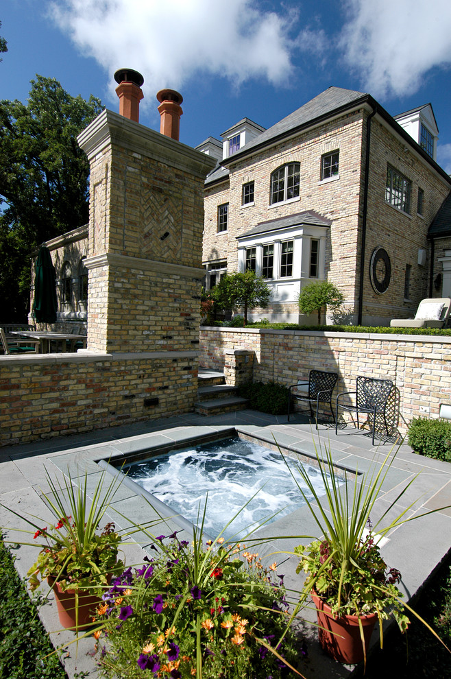 Foto de piscinas y jacuzzis tradicionales pequeños rectangulares en patio trasero con adoquines de piedra natural