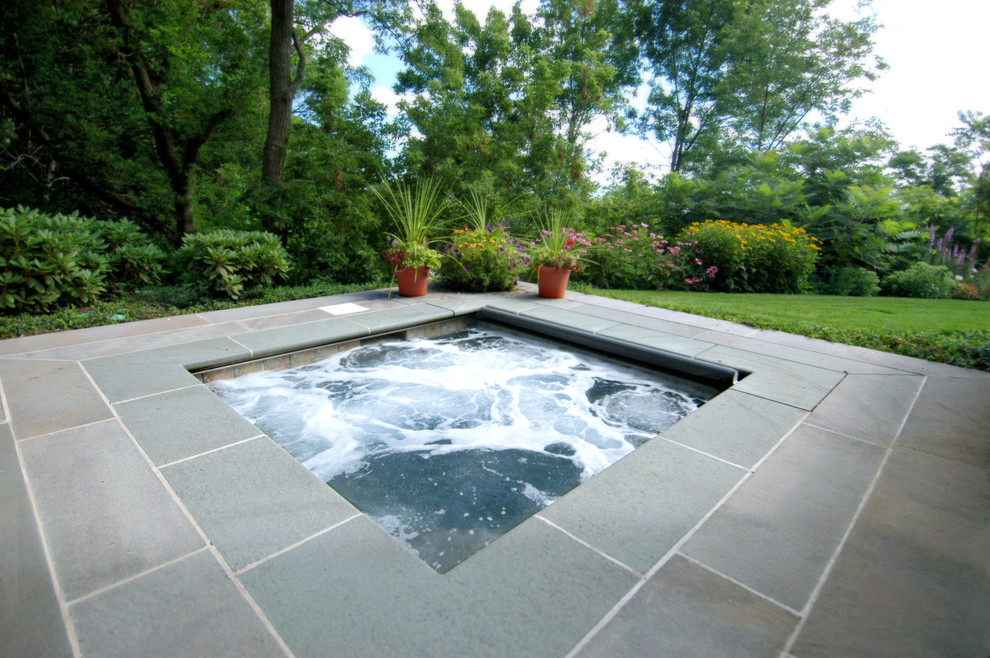 Пример оригинального дизайна: маленький прямоугольный бассейн на заднем дворе в классическом стиле с джакузи и покрытием из каменной брусчатки для на участке и в саду
