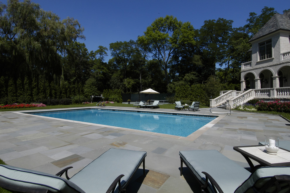 Свежая идея для дизайна: большой спортивный, прямоугольный бассейн на заднем дворе в классическом стиле с покрытием из каменной брусчатки - отличное фото интерьера