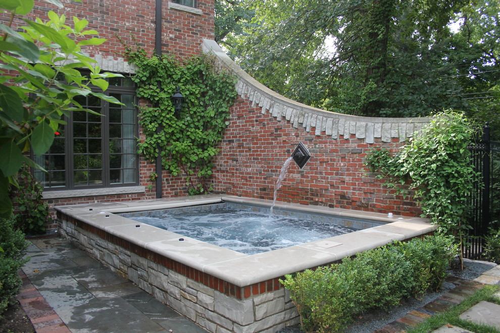 Idée de décoration pour une piscine tradition avec des pavés en pierre naturelle.