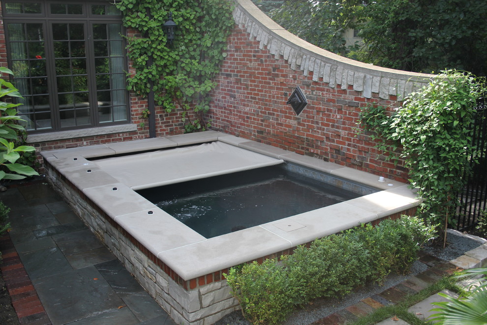 Пример оригинального дизайна: бассейн в классическом стиле