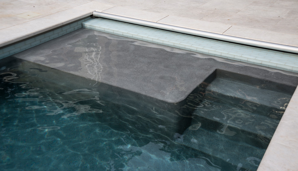 Idée de décoration pour un couloir de nage arrière tradition de taille moyenne et rectangle avec un bain bouillonnant et des pavés en pierre naturelle.