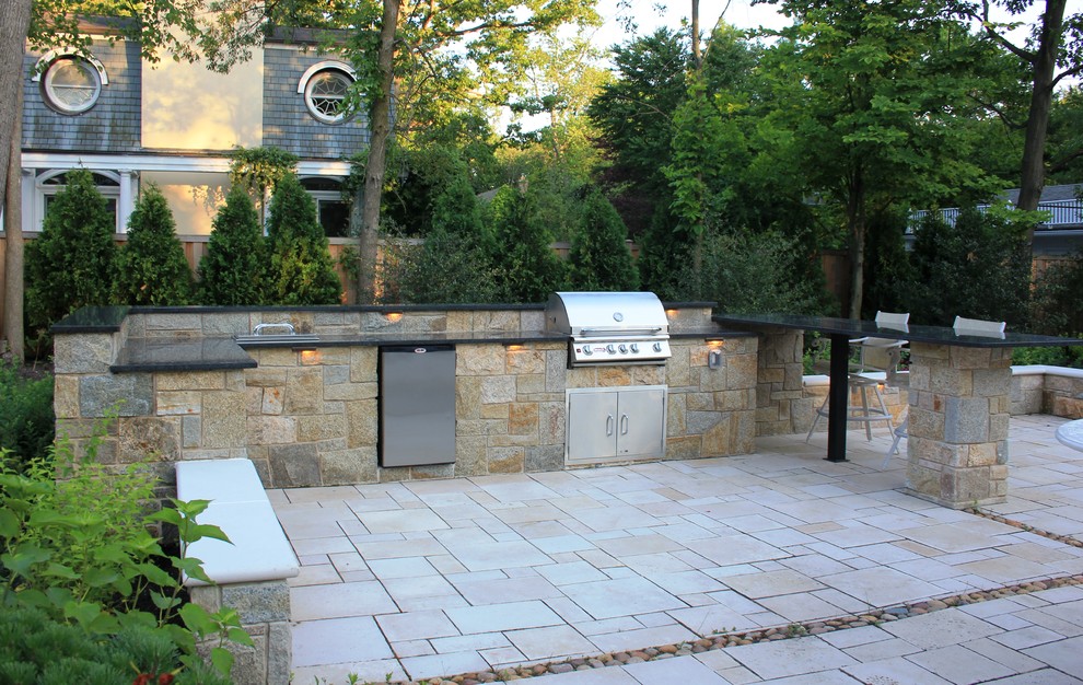 Ejemplo de piscina con fuente clásica grande rectangular en patio trasero
