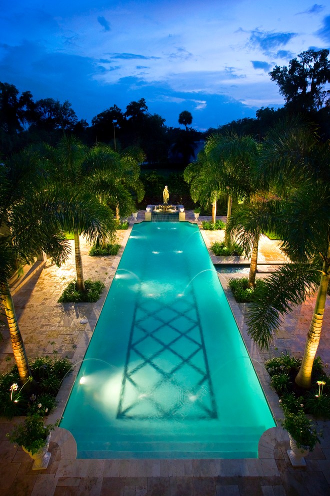 Geräumiges, Gefliestes Mediterranes Sportbecken hinter dem Haus in rechteckiger Form mit Wasserspiel in Orlando