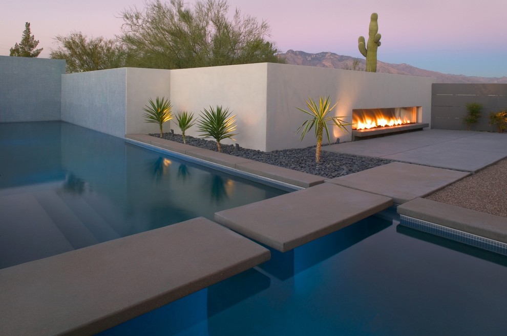 Стильный дизайн: прямоугольный бассейн в стиле модернизм с покрытием из бетонных плит - последний тренд