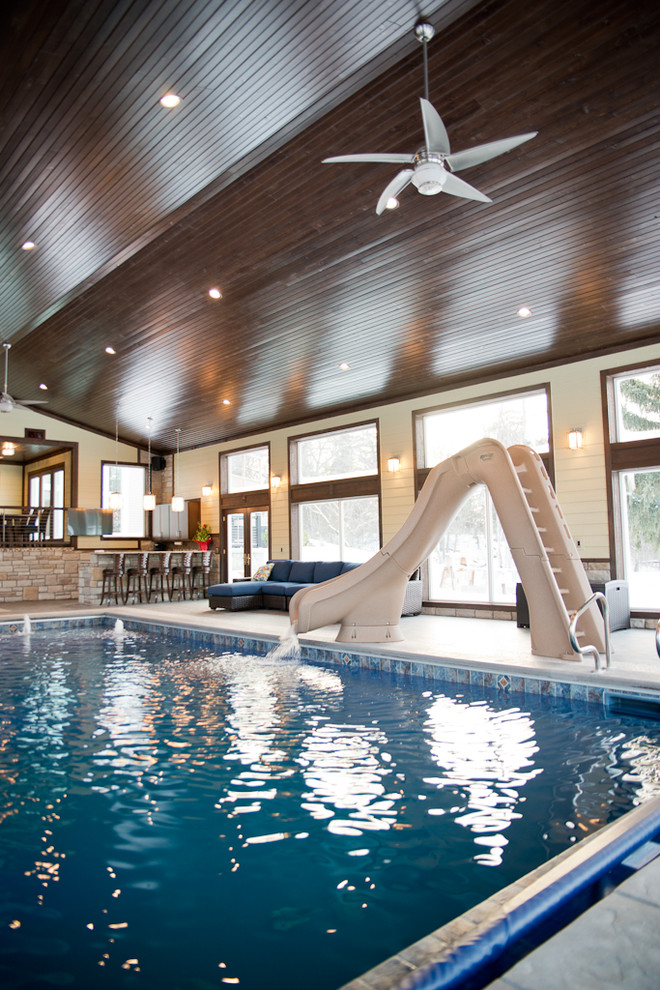 Foto de casa de la piscina y piscina tradicional extra grande en forma de L y interior con suelo de baldosas