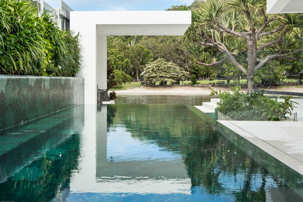 Свежая идея для дизайна: бассейн в современном стиле - отличное фото интерьера