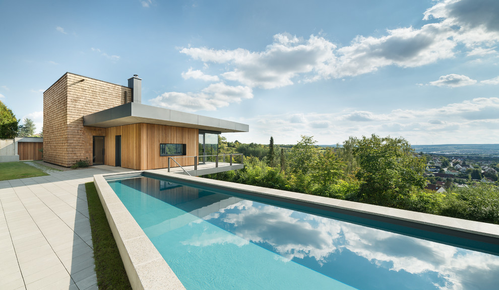 Источник вдохновения для домашнего уюта: большой прямоугольный, спортивный бассейн на крыше в стиле модернизм