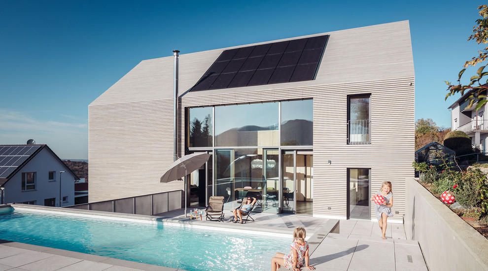 Oberirdischer, Geräumiger Moderner Pool neben dem Haus in rechteckiger Form mit Natursteinplatten in Stuttgart