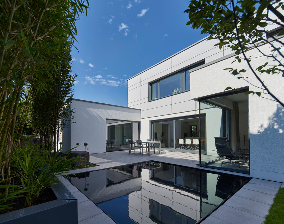 Свежая идея для дизайна: огромный бассейн на заднем дворе в стиле модернизм с фонтаном - отличное фото интерьера