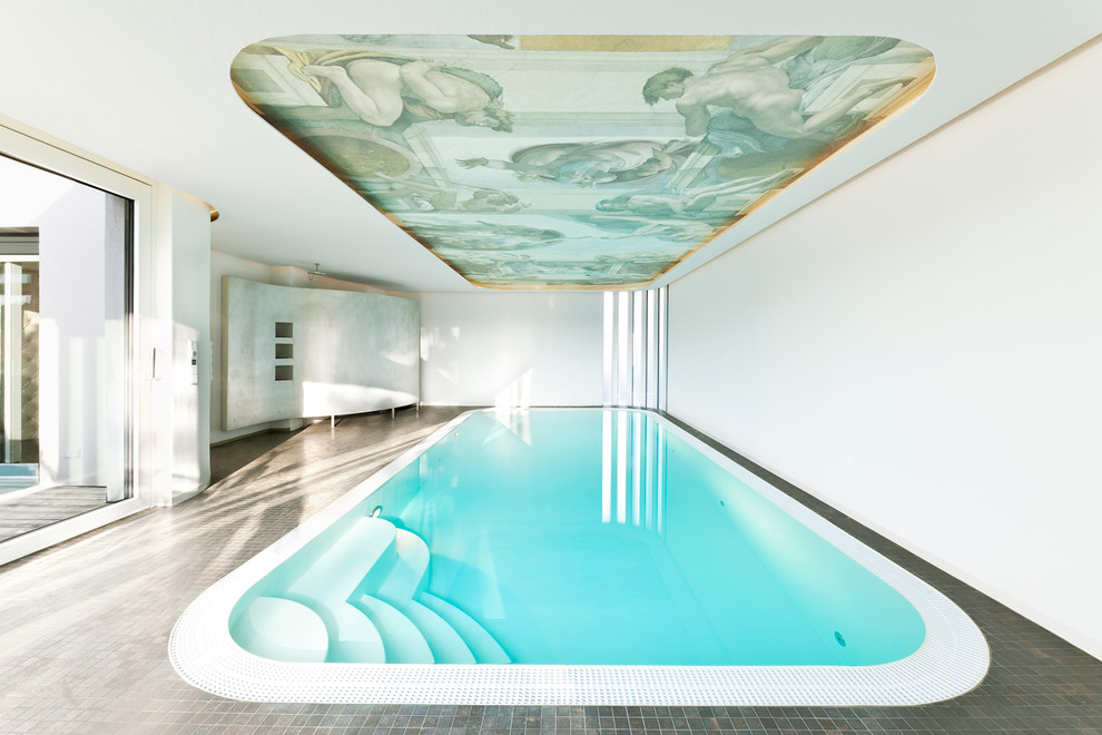Großer, Gefliester Moderner Indoor-Pool in individueller Form in Nürnberg