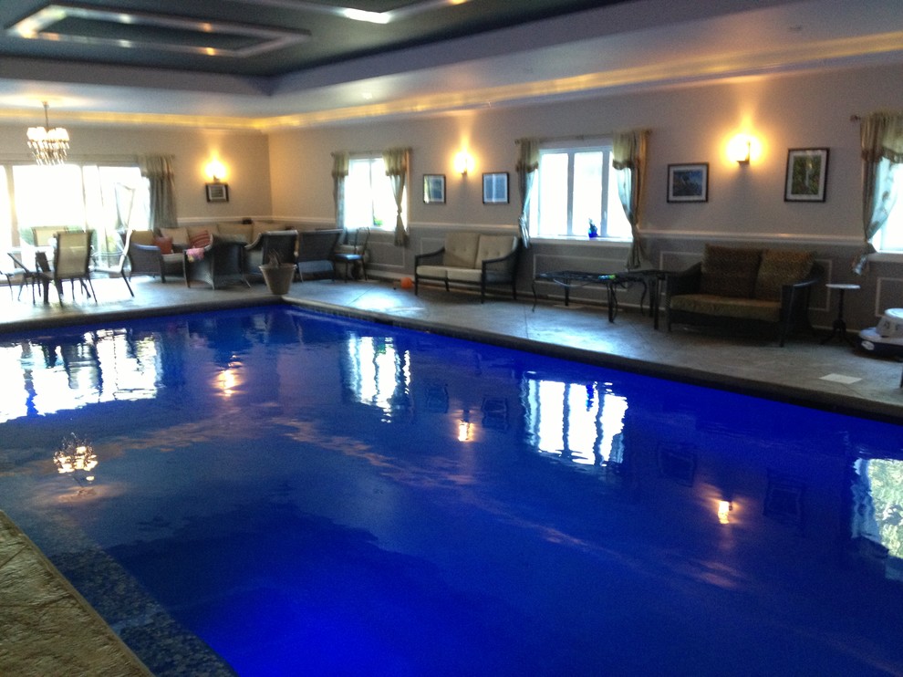 Esempio di una piscina coperta minimal rettangolare di medie dimensioni con una dépendance a bordo piscina e cemento stampato