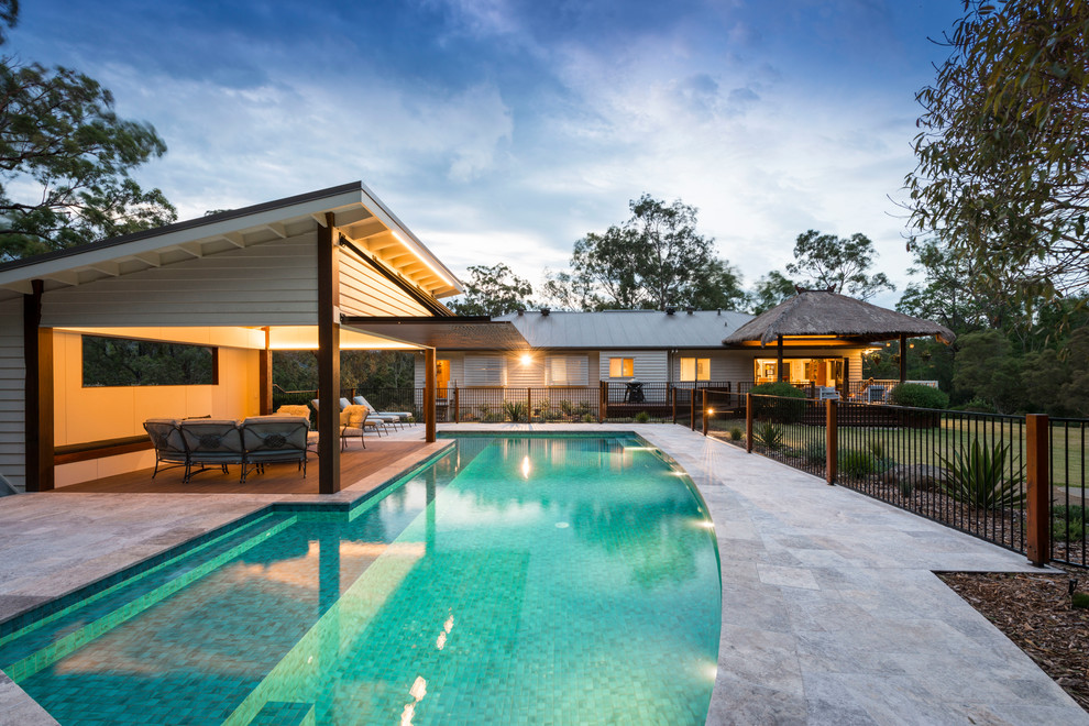 Maritimes Poolhaus hinter dem Haus in individueller Form mit Natursteinplatten in Gold Coast - Tweed