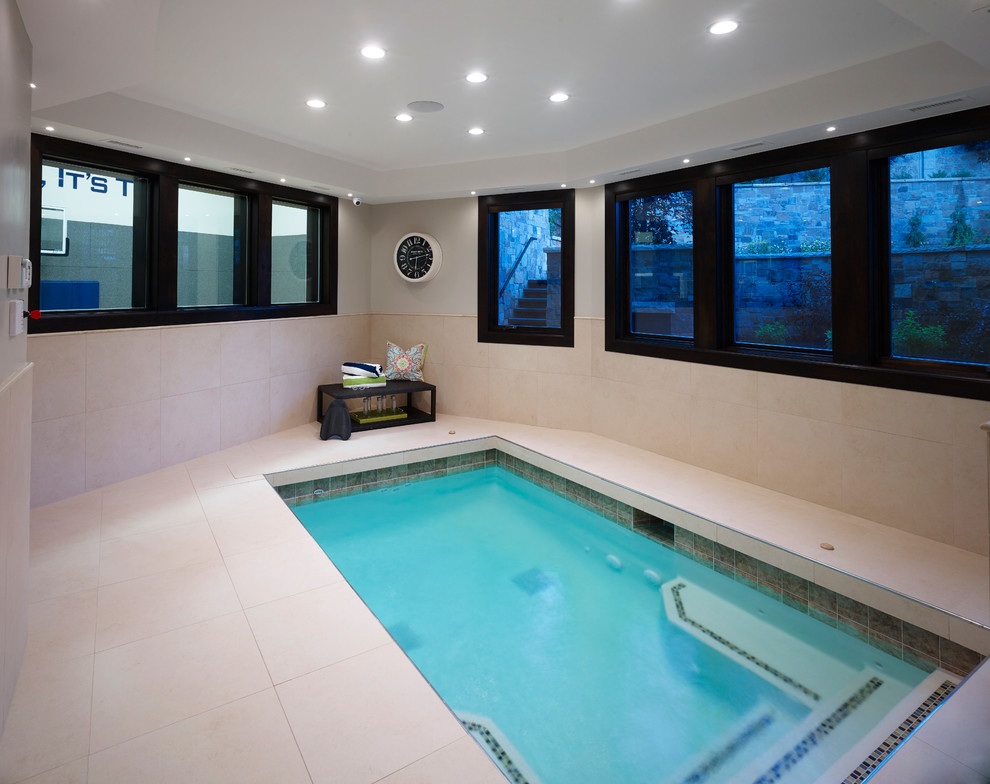 Inspiration pour une petite piscine intérieure traditionnelle rectangle avec du carrelage.