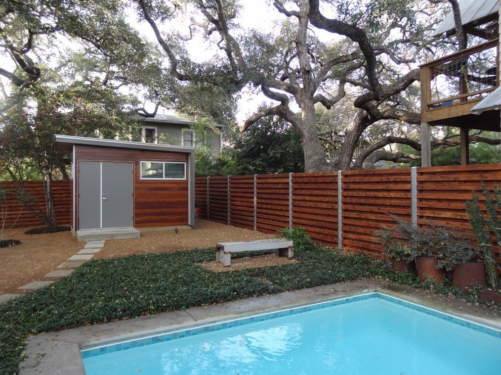 Imagen de casa de la piscina y piscina alargada tradicional de tamaño medio rectangular en patio trasero con adoquines de hormigón